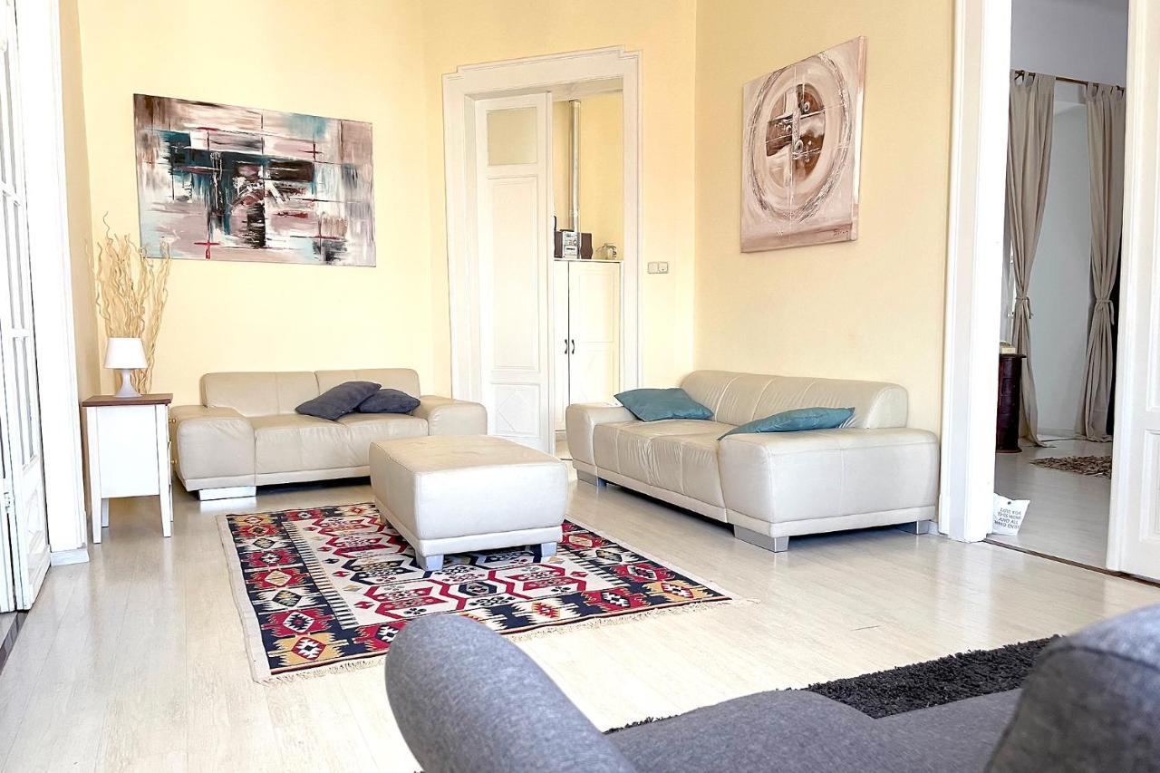 Elegant 125M2 Apartment In Center Of Budapest Luaran gambar