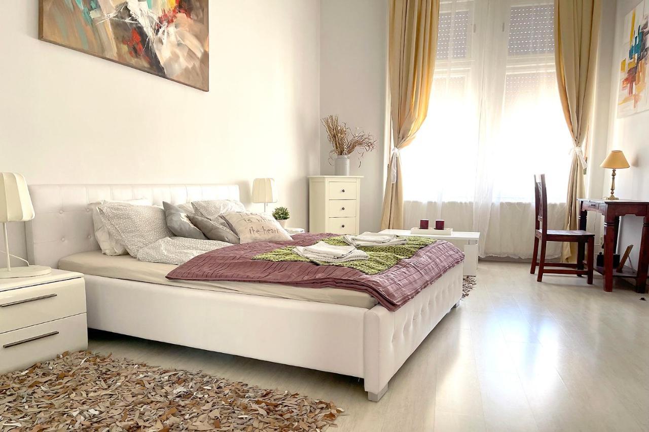 Elegant 125M2 Apartment In Center Of Budapest Luaran gambar