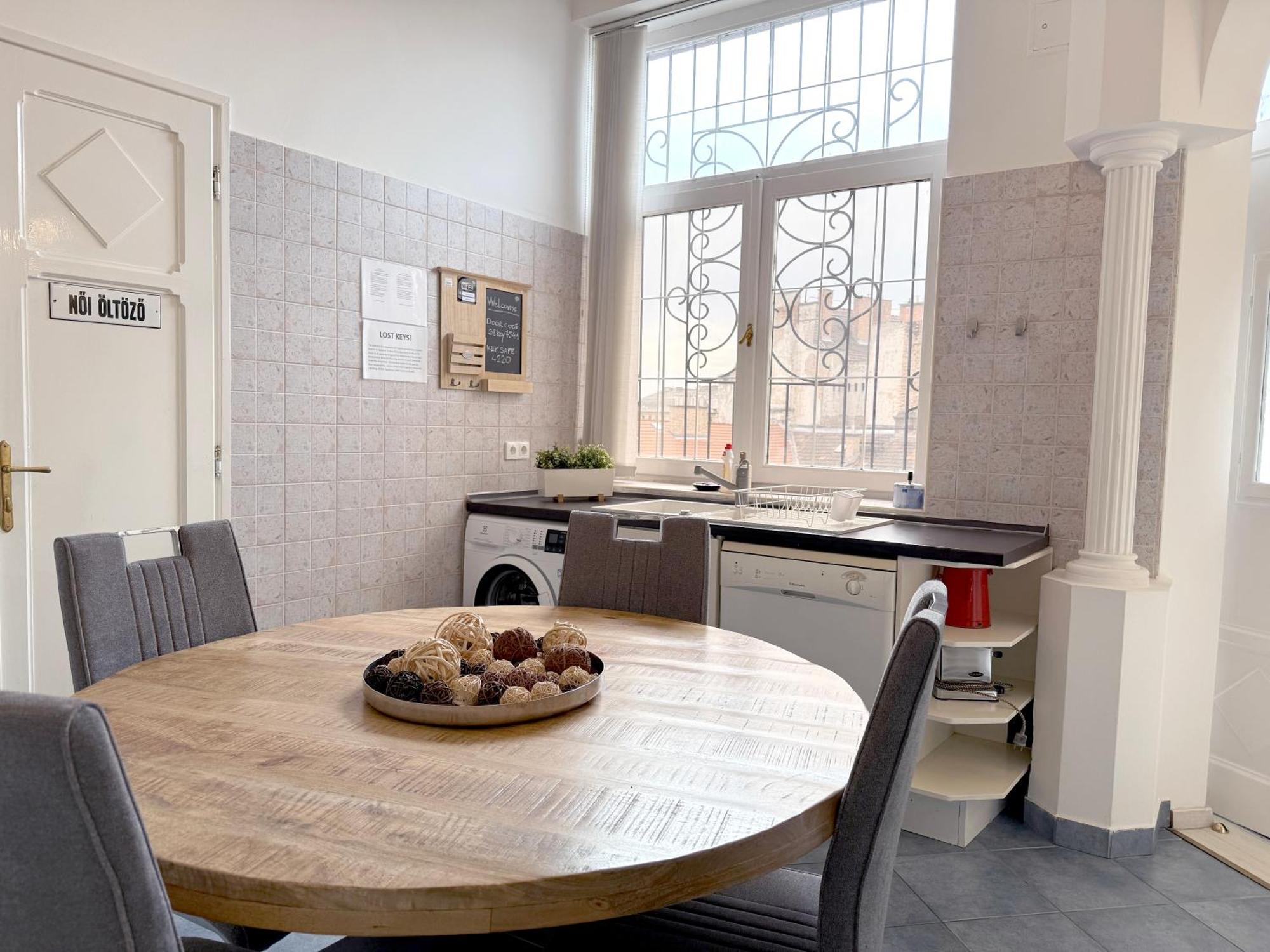 Elegant 125M2 Apartment In Center Of Budapest Luaran gambar