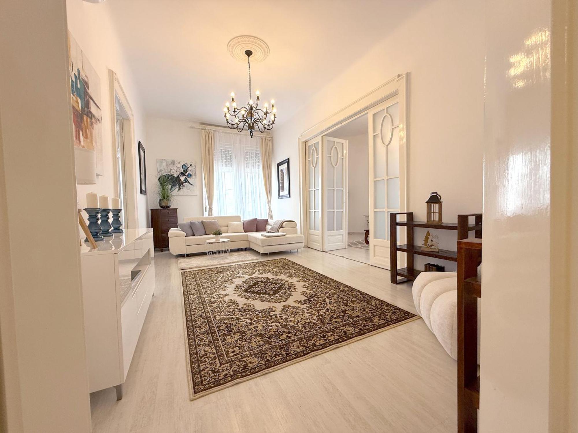 Elegant 125M2 Apartment In Center Of Budapest Luaran gambar