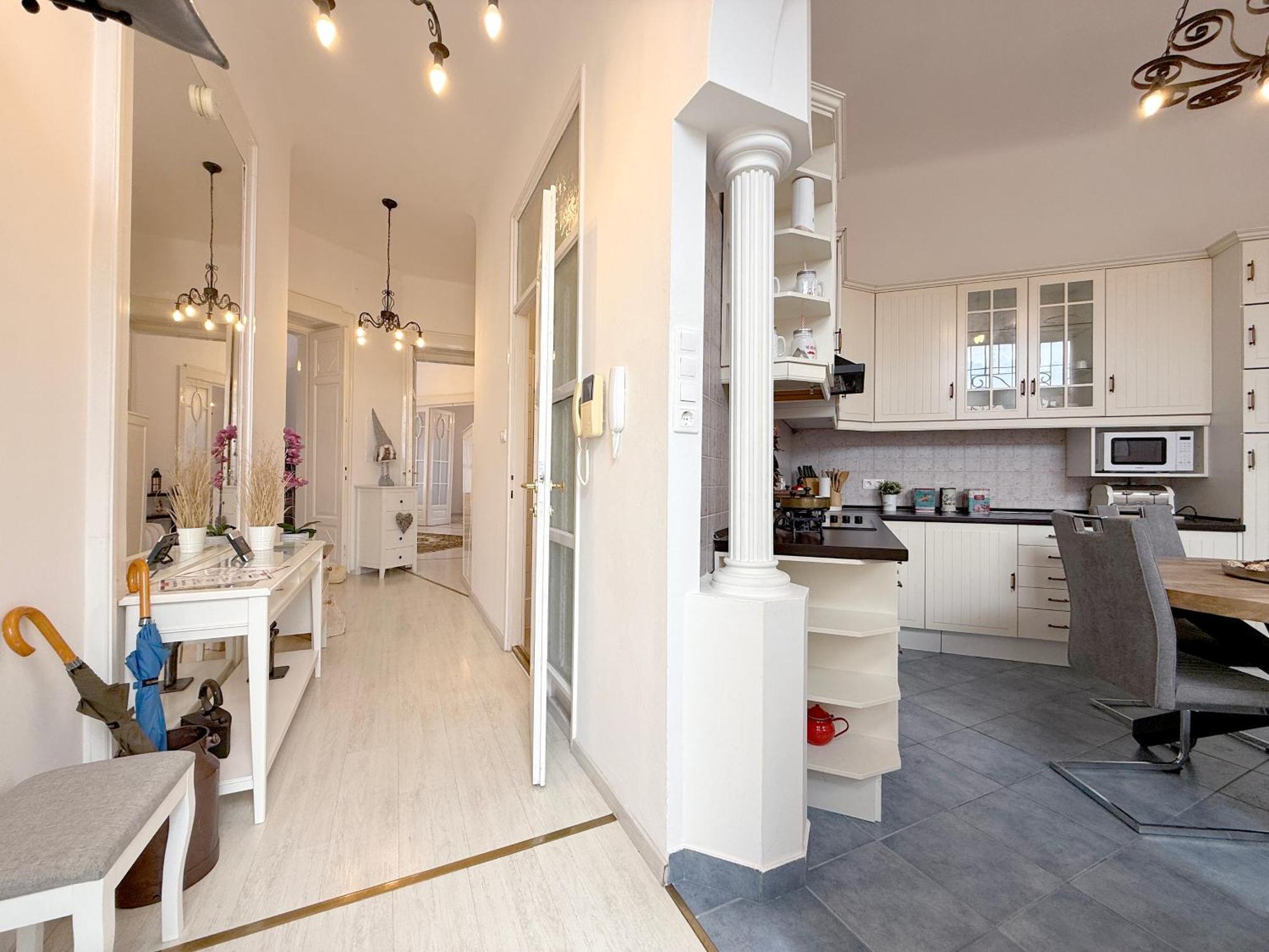 Elegant 125M2 Apartment In Center Of Budapest Luaran gambar