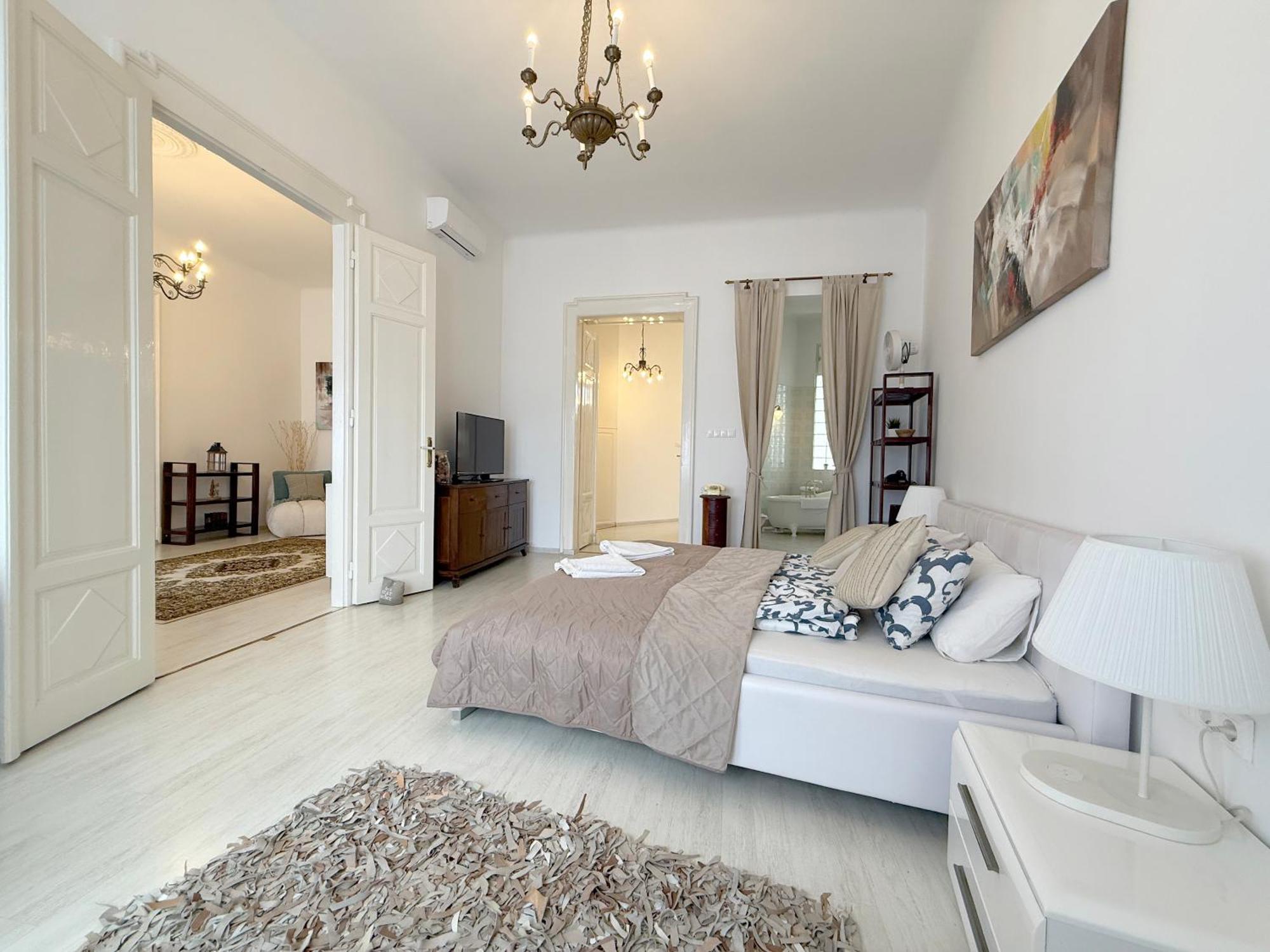 Elegant 125M2 Apartment In Center Of Budapest Luaran gambar