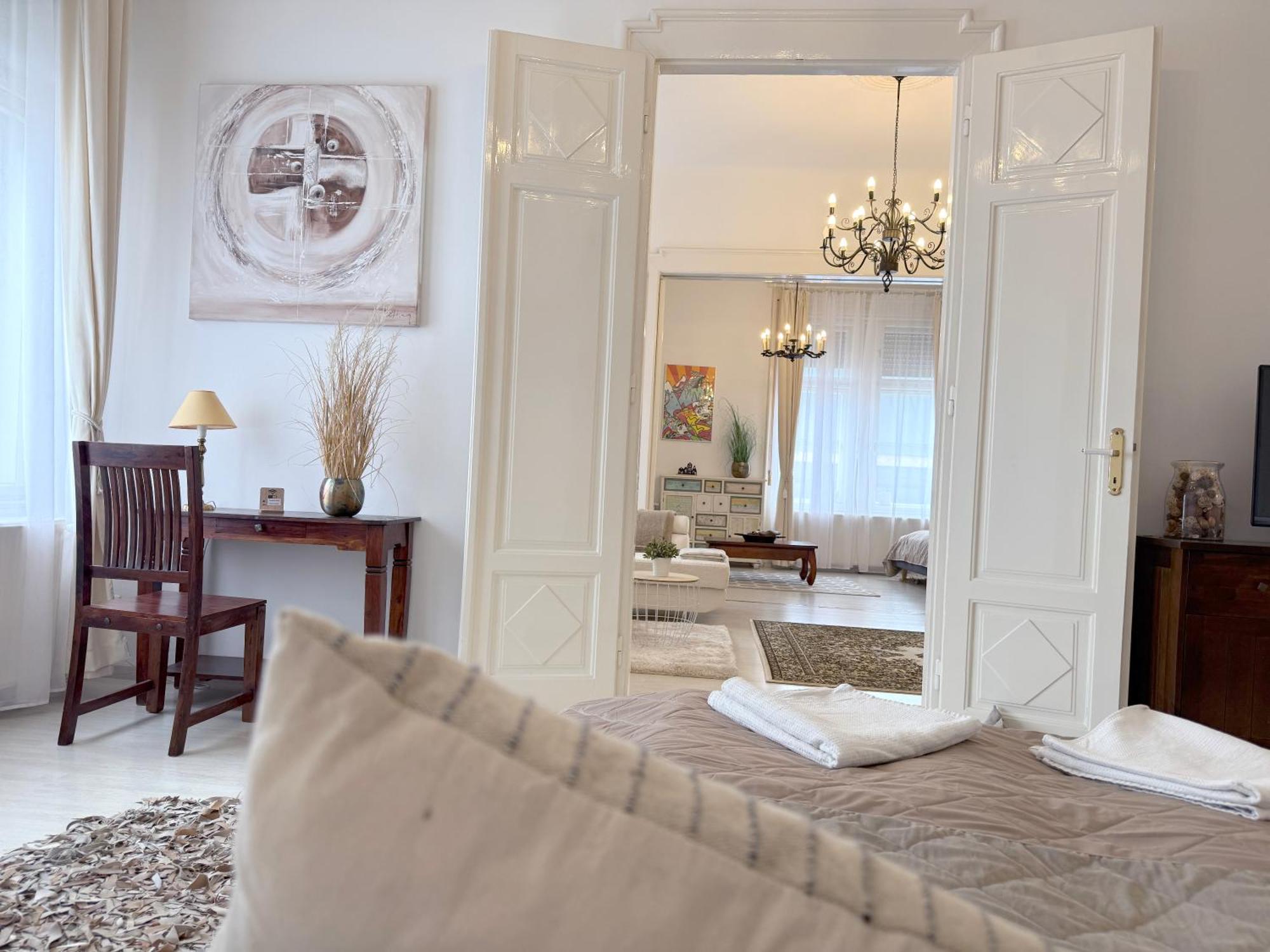 Elegant 125M2 Apartment In Center Of Budapest Luaran gambar